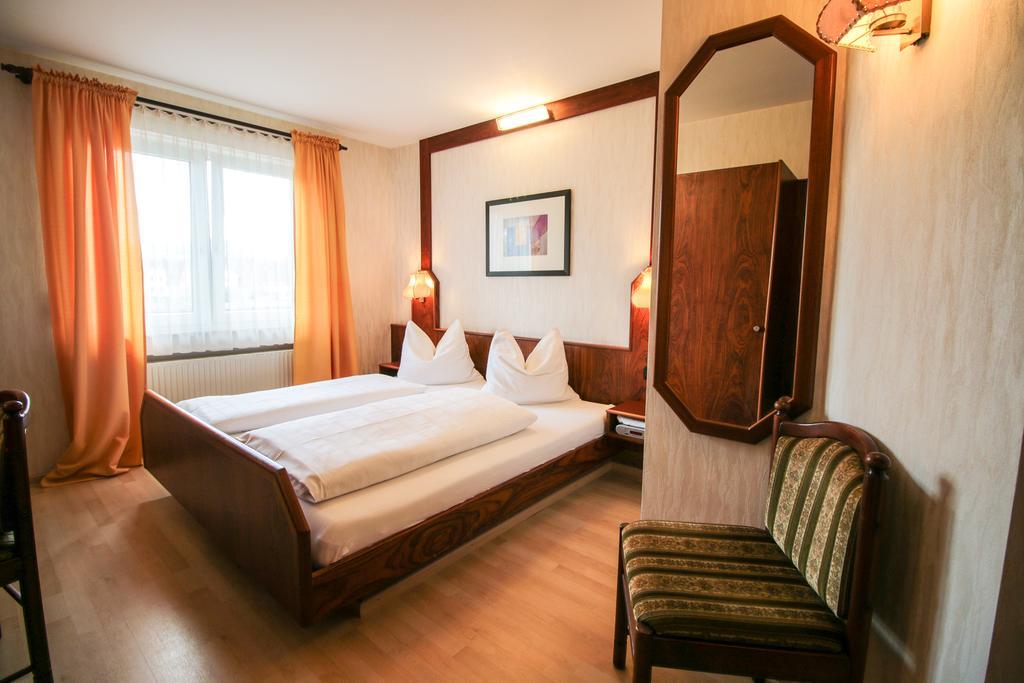 Hotel-Restaurant Und Gaestehaus Loewen Зюссен Экстерьер фото