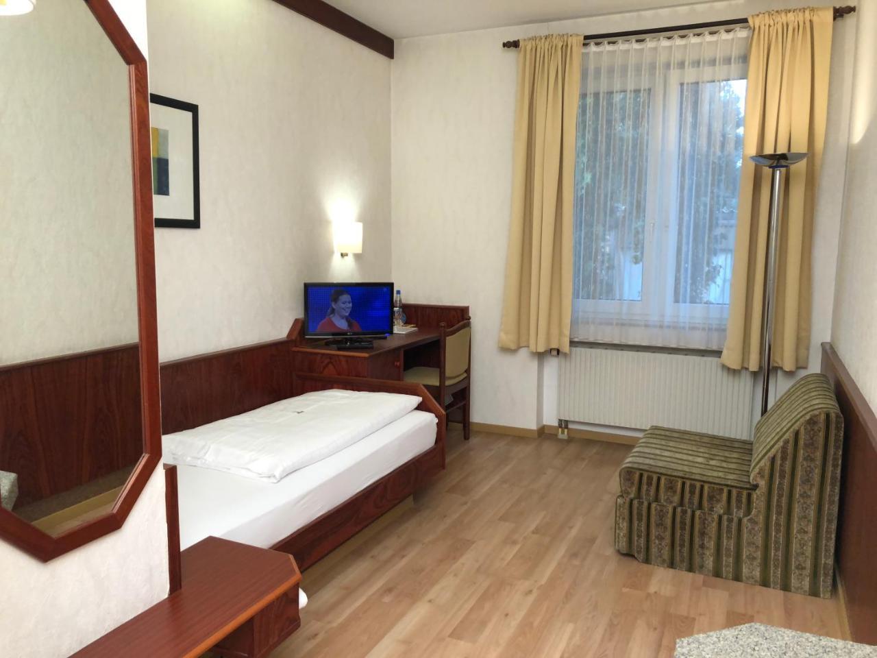 Hotel-Restaurant Und Gaestehaus Loewen Зюссен Экстерьер фото